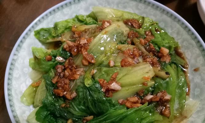猪油蒜泥生菜的美食佳肴（以猪油为主，炒出香气四溢的蒜泥生菜）-第2张图片-美味行家
