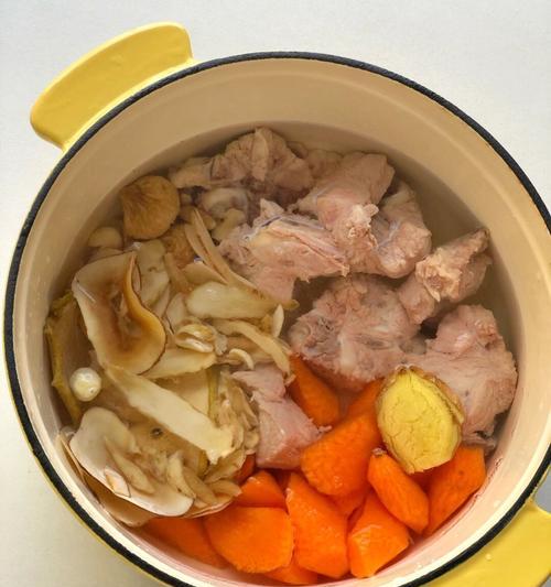 用猪骨老火汤打造美味健康餐桌（掌握制作技巧，品尝天然美味；猪骨老火汤，营养保健佳品）-第3张图片-美味行家