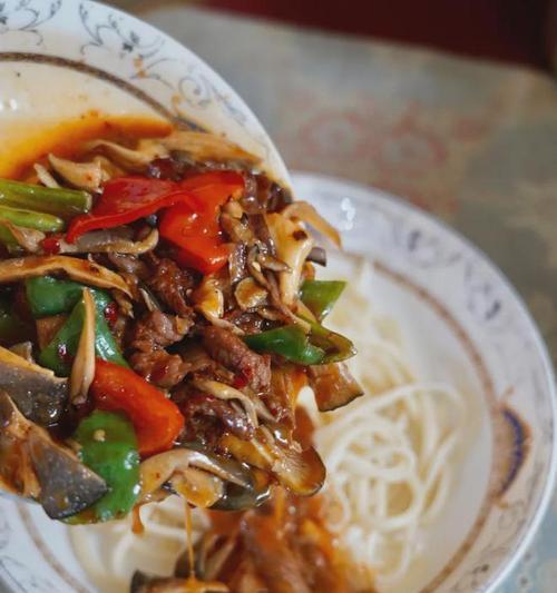 酸菜羊肉拌面，快乐的美食体验（一份美味又营养的美食盛宴）-第3张图片-美味行家