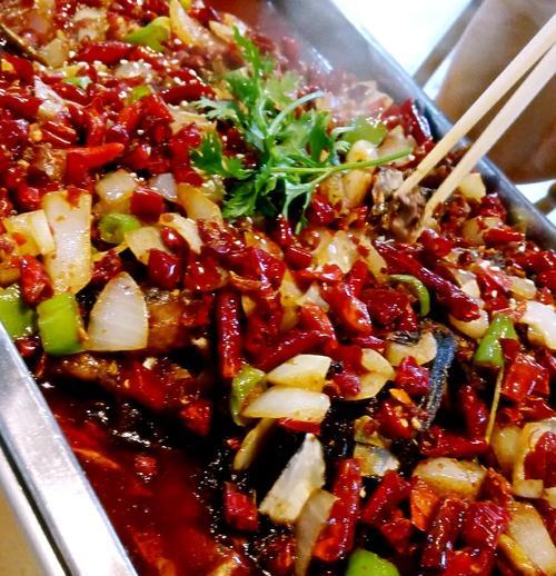 以诸葛烤鱼为主题的美食探秘（享受诸葛烤鱼带来的美食盛宴）-第2张图片-美味行家
