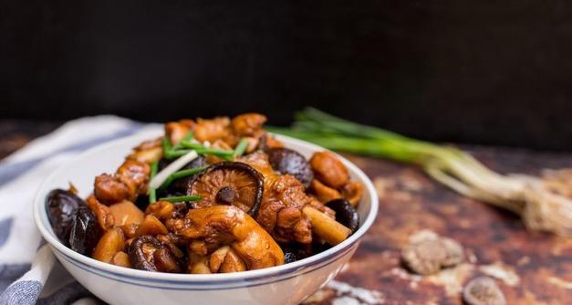 家常美食——香菇栗子鸡的做法（做法简单，营养丰富，家庭美味不容错过！）-第1张图片-美味行家