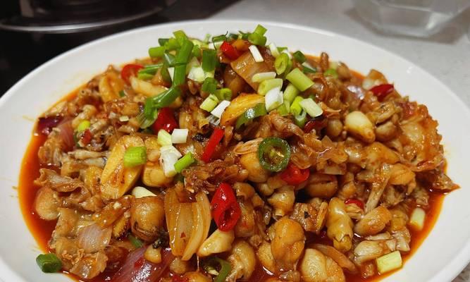 美味可口的青椒炒牛蛙（一道口感独特的家常菜）-第1张图片-美味行家