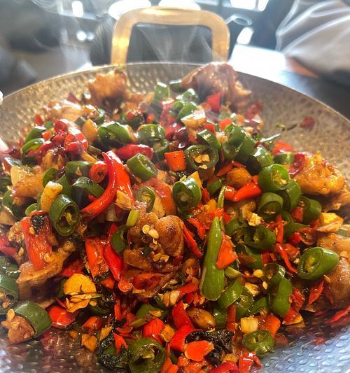 美味可口的青椒炒牛蛙（一道口感独特的家常菜）-第3张图片-美味行家