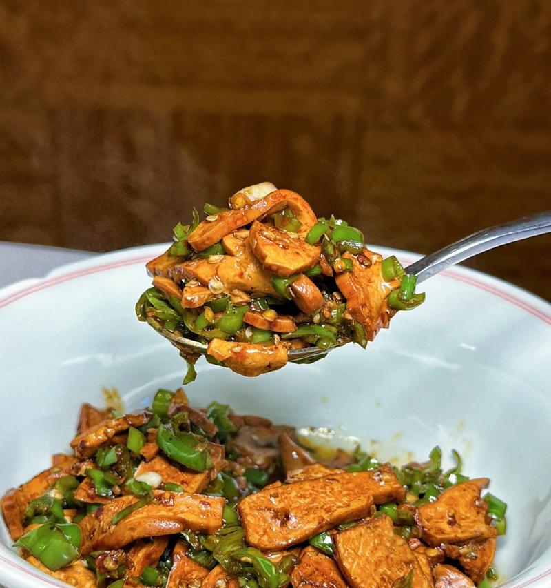 香椿调豆腐，清香口感好（用香椿芽和豆腐做一道美味佳肴，营养又健康）-第2张图片-美味行家