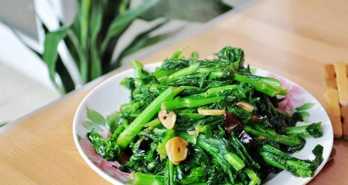 清炒油菜，健康美味的家常菜（用清炒的方式，让油菜更营养美味）-第3张图片-美味行家