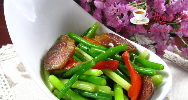 以蒜苗咸肉为主的家常菜做法（家庭美食必备的蒜苗咸肉做法分享，让你轻松上手烹饪！）-第2张图片-美味行家