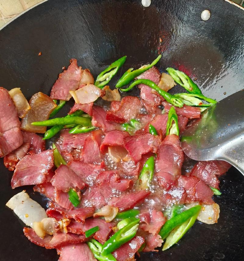 双椒腊肉，五香爆浆口感（以红绿双椒为调味，呈现经典腊肉口感）-第2张图片-美味行家