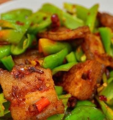 酸菜煮猪杂的家常做法（用酸菜与猪杂，烹制一道美味又营养的家常菜）-第3张图片-美味行家