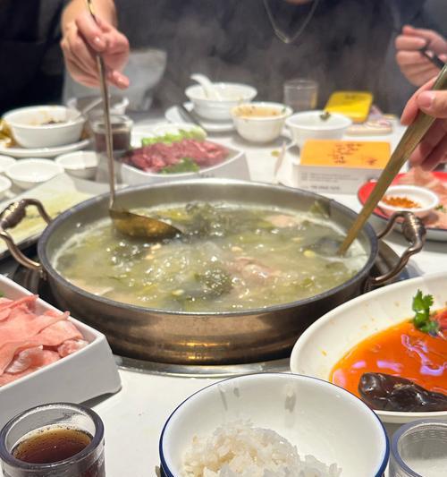 酸菜煮猪杂的家常做法（用酸菜与猪杂，烹制一道美味又营养的家常菜）-第1张图片-美味行家
