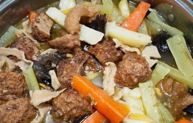 品尝铁板烧什锦，美食之旅开启（用最新鲜的食材，实现各式佳肴的烹制）-第1张图片-美味行家