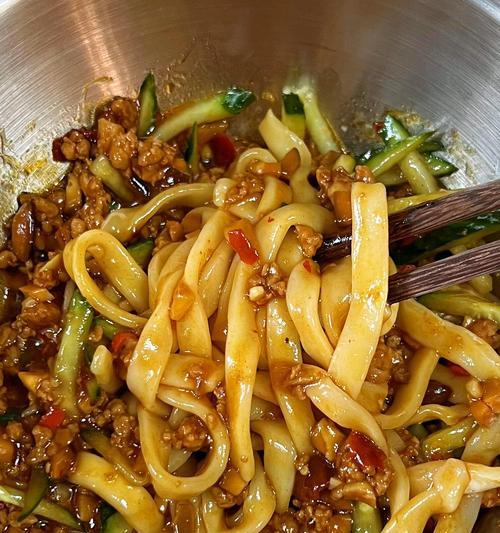 美味健康的香菇肉沫拌面（做法简单，营养丰富，快速享用）-第2张图片-美味行家