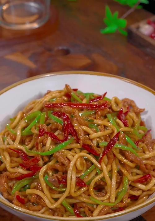 美味包菜肉丝炒面的做法（教你如何煮出口感细腻的面条，让家人和朋友赞不绝口）-第1张图片-美味行家