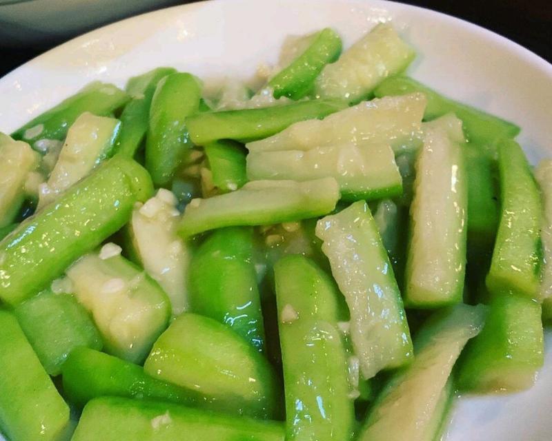 清炒丝瓜，爽口美味（简单易做的清炒丝瓜做法）-第1张图片-美味行家