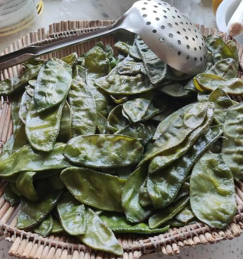炸梅豆，美味佳品（手把手教你制作香脆可口的炸梅豆）-第1张图片-美味行家