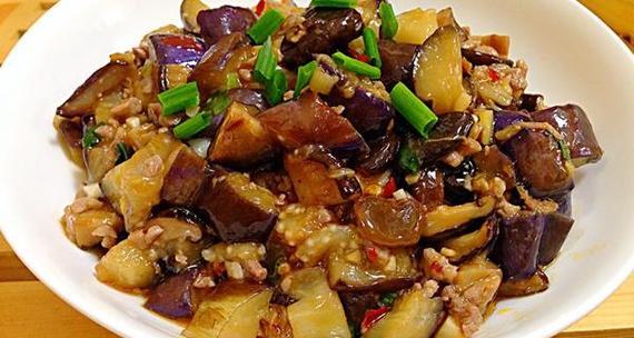 自制香菇土豆茄子包子（口感鲜美，营养丰富，适合全家享用）-第3张图片-美味行家
