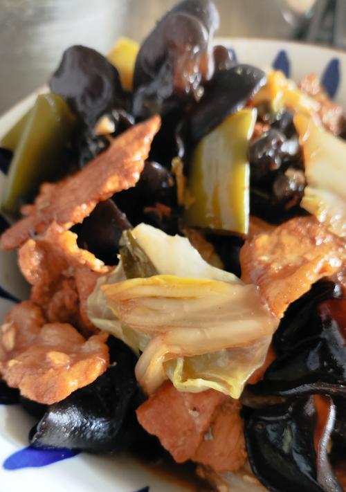 美味健康的五花肉炒四季豆木耳（从清洗、切割到烹饪，轻松学会五花肉炒四季豆木耳的做法）-第1张图片-美味行家