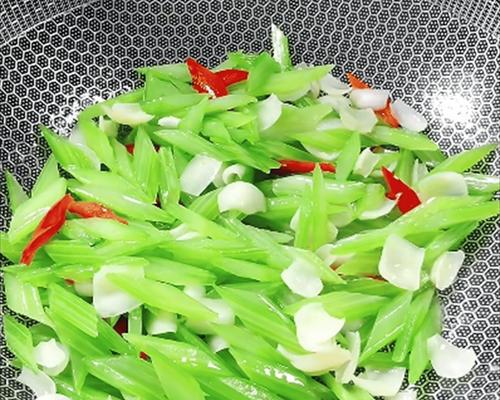 百合炒香芹，清新爽口的营养美食（从选材到烹饪，香气四溢的佳肴秘诀）-第1张图片-美味行家