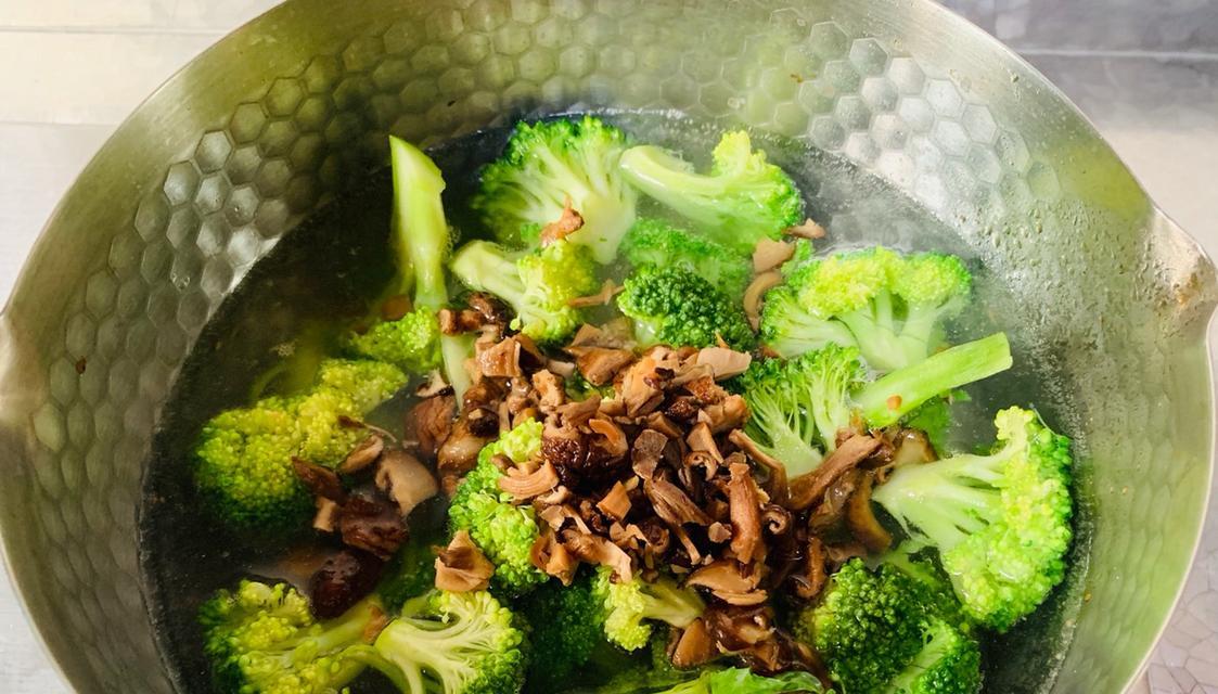 美味的汤竹荪西兰花做法（健康营养的蔬菜汤，让你爱上素食生活）-第3张图片-美味行家