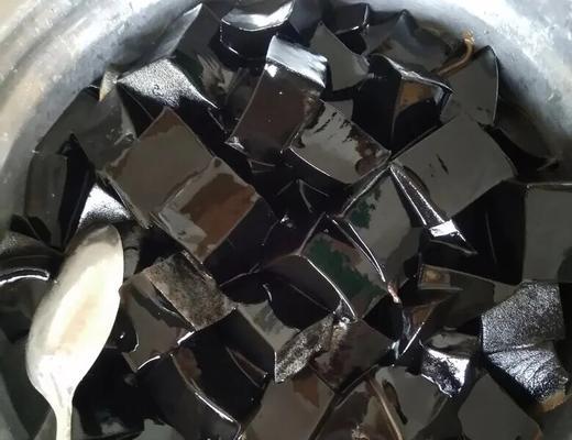 手把手教你制作仙草甜品（甜而不腻，好吃解暑；从原料选择到制作技巧，全方位揭秘！）-第2张图片-美味行家