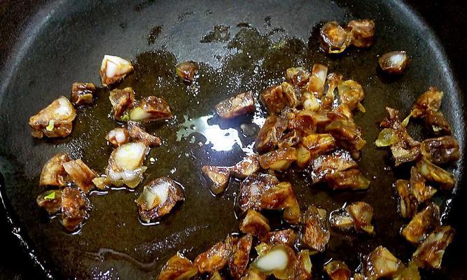 香椿扣肉的做法（家常美味，佐餐首选）-第3张图片-美味行家