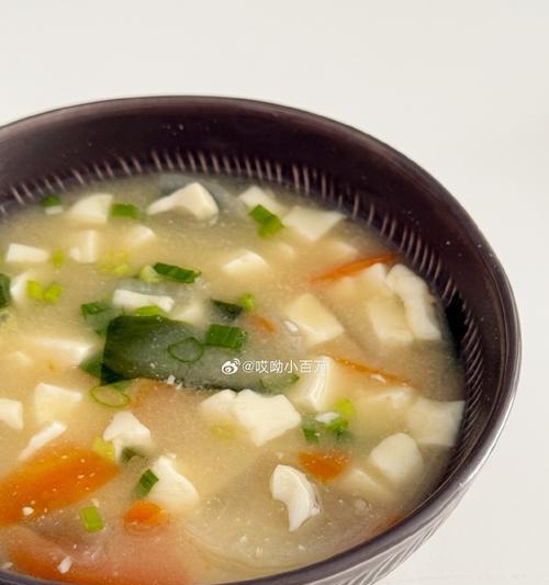三文鱼味增汤的做法（口感鲜美，简单易做，健康营养，适合家庭食用）-第1张图片-美味行家