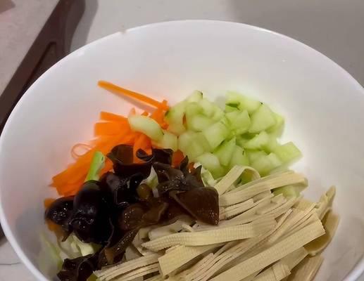 健康美味，彩蔬烩豆腐的做法（色香味俱佳，让你健康吃素的小窍门）-第3张图片-美味行家