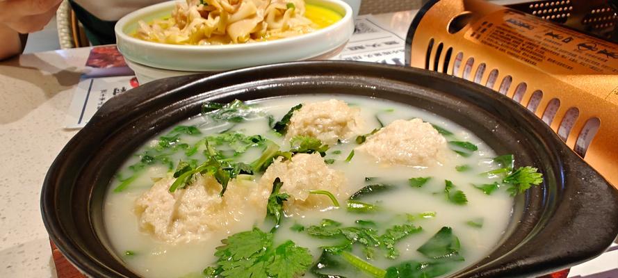 鱼头炖粉皮的做法（一道营养丰富的家常菜谱）-第2张图片-美味行家