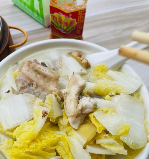 鱼头炖粉皮的做法（一道营养丰富的家常菜谱）-第1张图片-美味行家