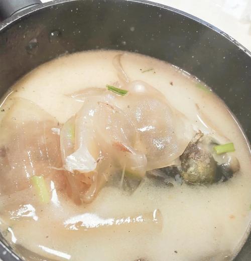 鱼头炖粉皮的做法（一道营养丰富的家常菜谱）-第3张图片-美味行家