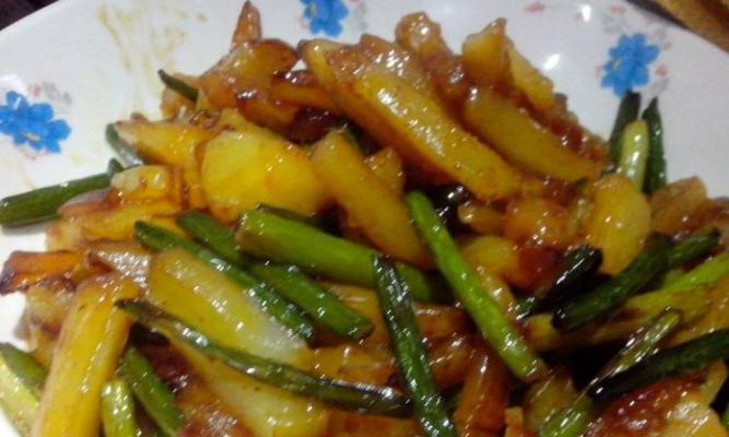 美味又营养的蒜薹炒土豆条（以蒜薹为主角，让土豆条更香更美味）-第2张图片-美味行家