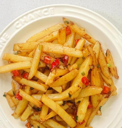 美味又营养的蒜薹炒土豆条（以蒜薹为主角，让土豆条更香更美味）-第3张图片-美味行家