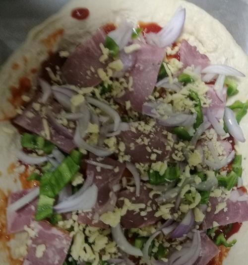 杏鲍菇培根披萨的制作方法（用新鲜材料制作美味的披萨）-第1张图片-美味行家