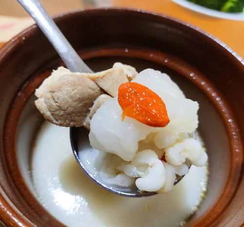 滋补鸭汤，养生保健的美味佳品（如何烹制一锅营养丰富的滋补鸭汤？）-第2张图片-美味行家