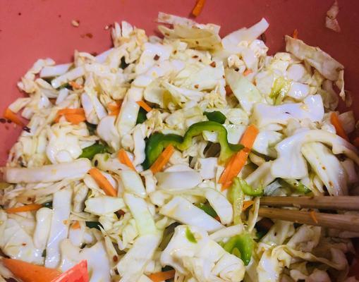 手把手教你做圆白菜酸菜，尝遍家乡味道！（传统做法+改良版，轻松制作美味酸菜）-第1张图片-美味行家
