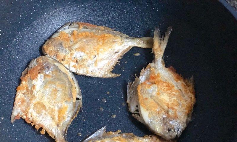 如何烹制出口感鲜嫩的小鲳鱼？做法详解（如何烹制出口感鲜嫩的小鲳鱼？做法详解）-第1张图片-美味行家