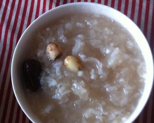 清凉夏日，尝一碗银耳樱桃粥（15分钟DIY，口感爽滑又营养）-第1张图片-美味行家
