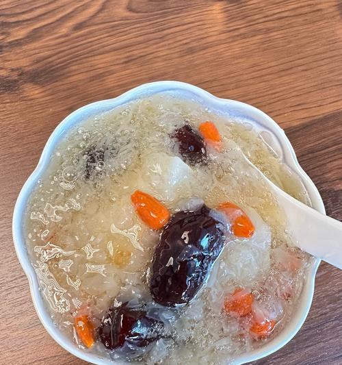 秋日暖胃必备，雪梨银耳红枣羹的制作方法（健康食材助消化，一口喝下舒心满意）-第1张图片-美味行家