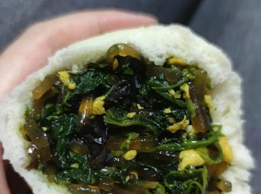 健康美味，素馅菠菜包子的制作方法（以香糯的包子皮包裹着新鲜的菠菜，为你带来一份营养与美味。）-第1张图片-美味行家