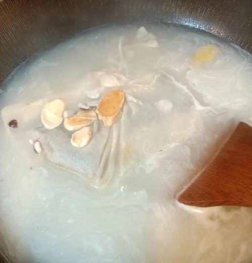 山药鲫鱼汤的做法（营养丰富的健康之选）-第2张图片-美味行家