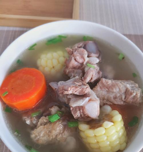 健康又美味的养生排骨玉米汤（以玉米为主料制作，融合多种食材的营养之汤）-第2张图片-美味行家