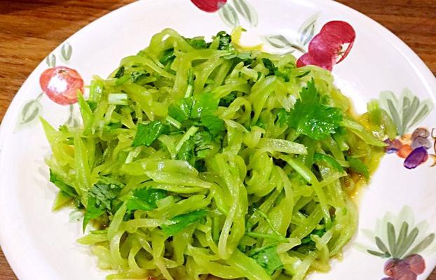 香辣莴苣丝的制作方法（用新鲜蔬菜打造口感鲜美的佳肴）-第3张图片-美味行家
