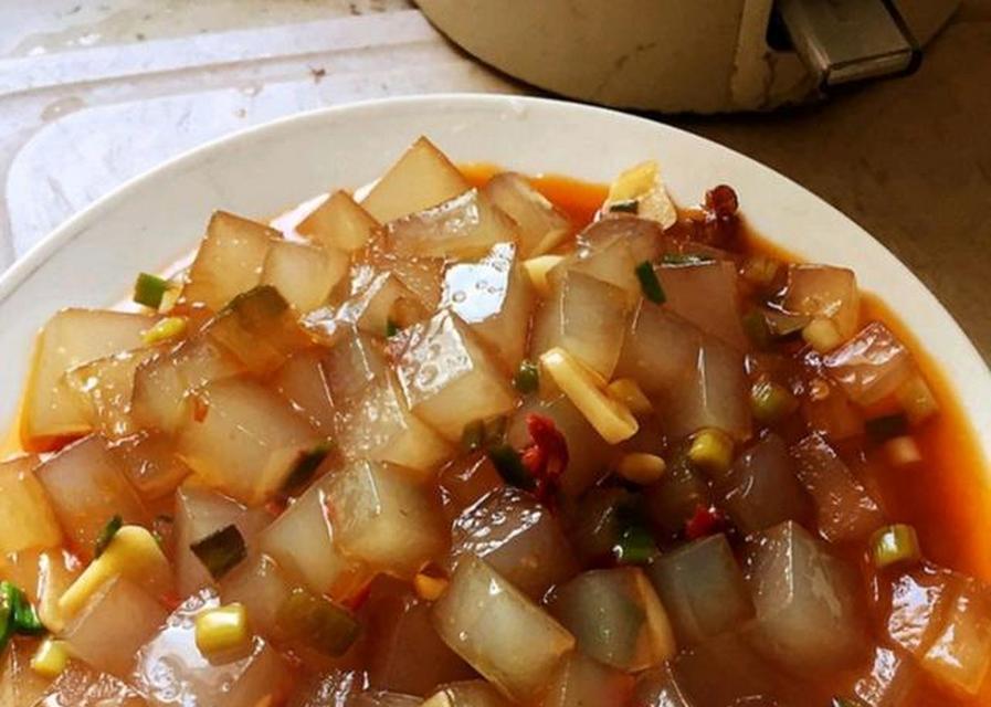 炒凉粉块，美味不容错过！（学习如何炒出口感Q弹的凉粉块）-第1张图片-美味行家