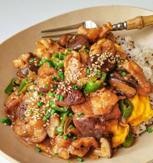 香菇栗子炊饭，营养美味双丰收（一道秋季最受欢迎的家常炊饭，让你的味蕾从未有过的享受）-第1张图片-美味行家