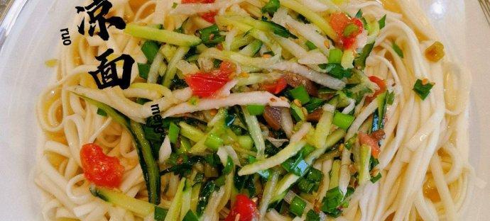 清凉美食丨以西红柿凉面为主的健康饮食（品尝美味，享受健康丨以西红柿凉面的制作方法及营养价值）-第1张图片-美味行家