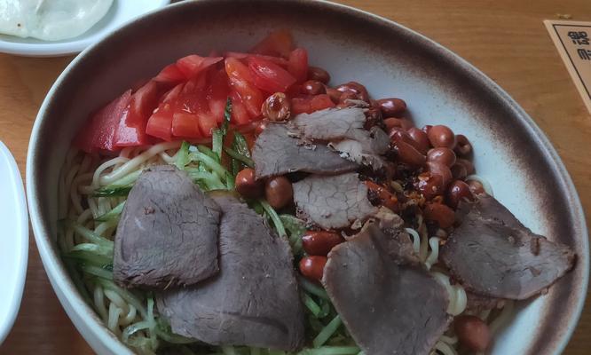 清凉美食丨以西红柿凉面为主的健康饮食（品尝美味，享受健康丨以西红柿凉面的制作方法及营养价值）-第2张图片-美味行家