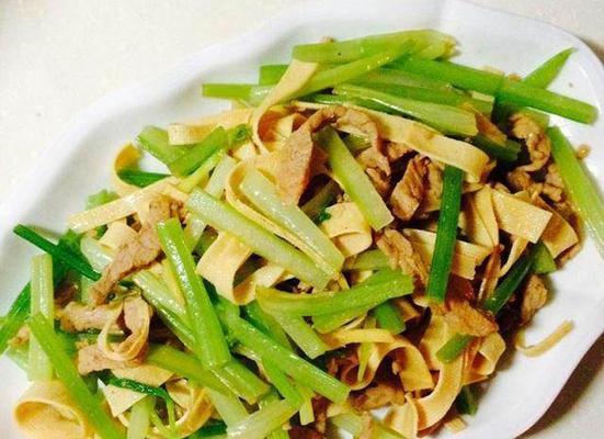 蒜苗炒豆皮，美味又营养（家常小炒菜的好选择）-第2张图片-美味行家