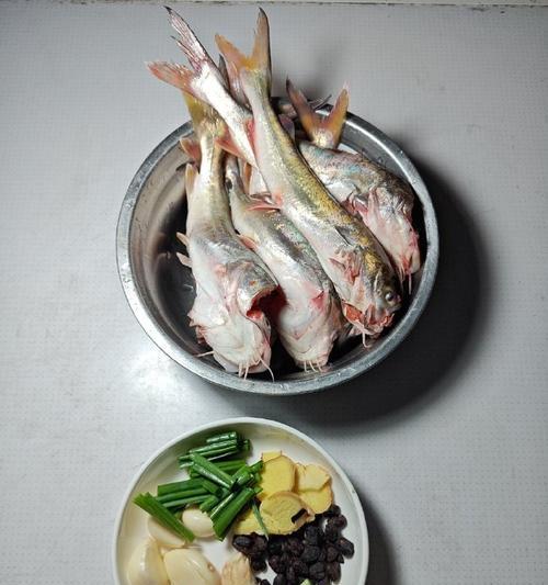 美味健康的蒜子焖塘鲺做法（传统佳肴，营养丰富，味道鲜美，健康养生）-第2张图片-美味行家