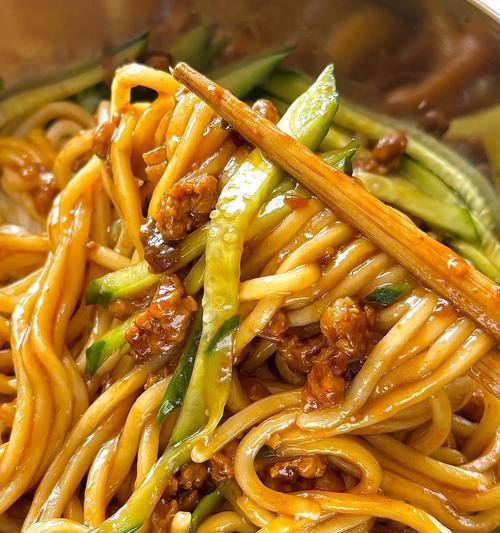 清爽黄瓜饼，让夏日更美味（新鲜黄瓜的清凉味道，轻松做出口感酥脆的黄瓜饼）-第1张图片-美味行家