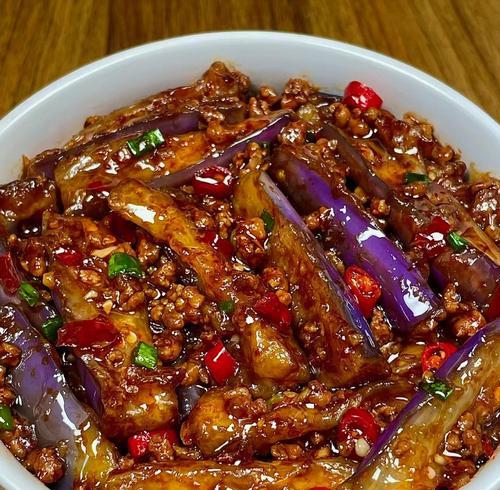 猪肉熬茄子，美味健康的家常菜（传统家常做法）-第1张图片-美味行家