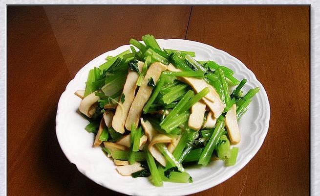 清爽美味的香干炒青芹（家常小炒菜，干香与清甜的完美结合）-第1张图片-美味行家